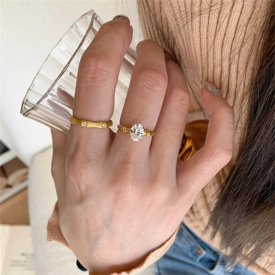 A mid-style brushed zircon ring for women, with a unique and high-end feel, is a light luxury and versatile index finger ring. It features a sparkling diamond opening adjustment ring Application Scenario