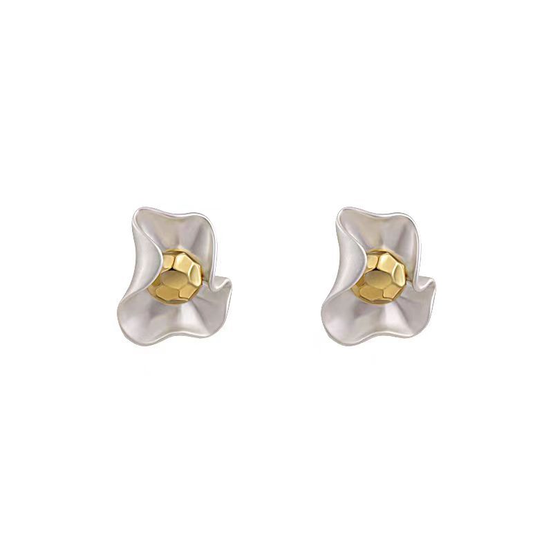 Light luxury, high-end, elegant and grand matte petal earrings, unique and niche stud earrings for women, a new bestseller in 2025 Item Picture