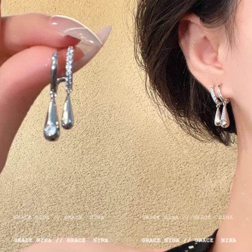"Cold and cool style!" High-end, sparkling diamond, teardrop stud earrings, women's niche design earrings, simple and versatile, elegant earrings full figure