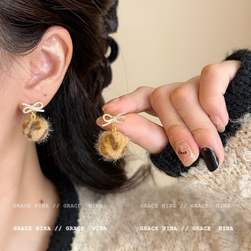 European and American coffee-colored leopard print round ear studs, with a niche design sense, individual fashion, temperament, versatile, elegant and unique earrings full figure