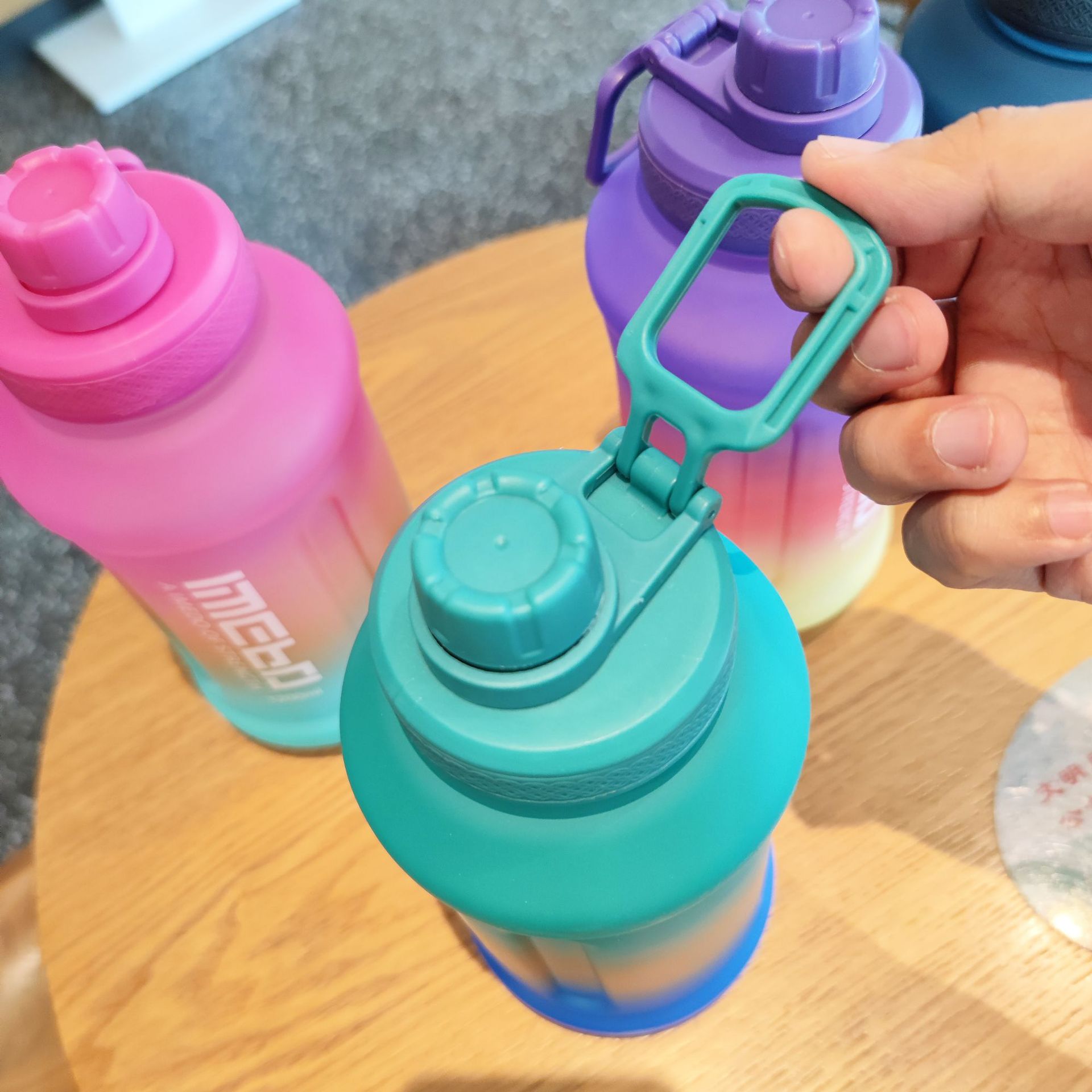 Wholesale frosted sports water bottles, gradient color ribbon handle direct drinking water bottles, large-capacity cross-border e-commerce plastic water cups Application Scenario