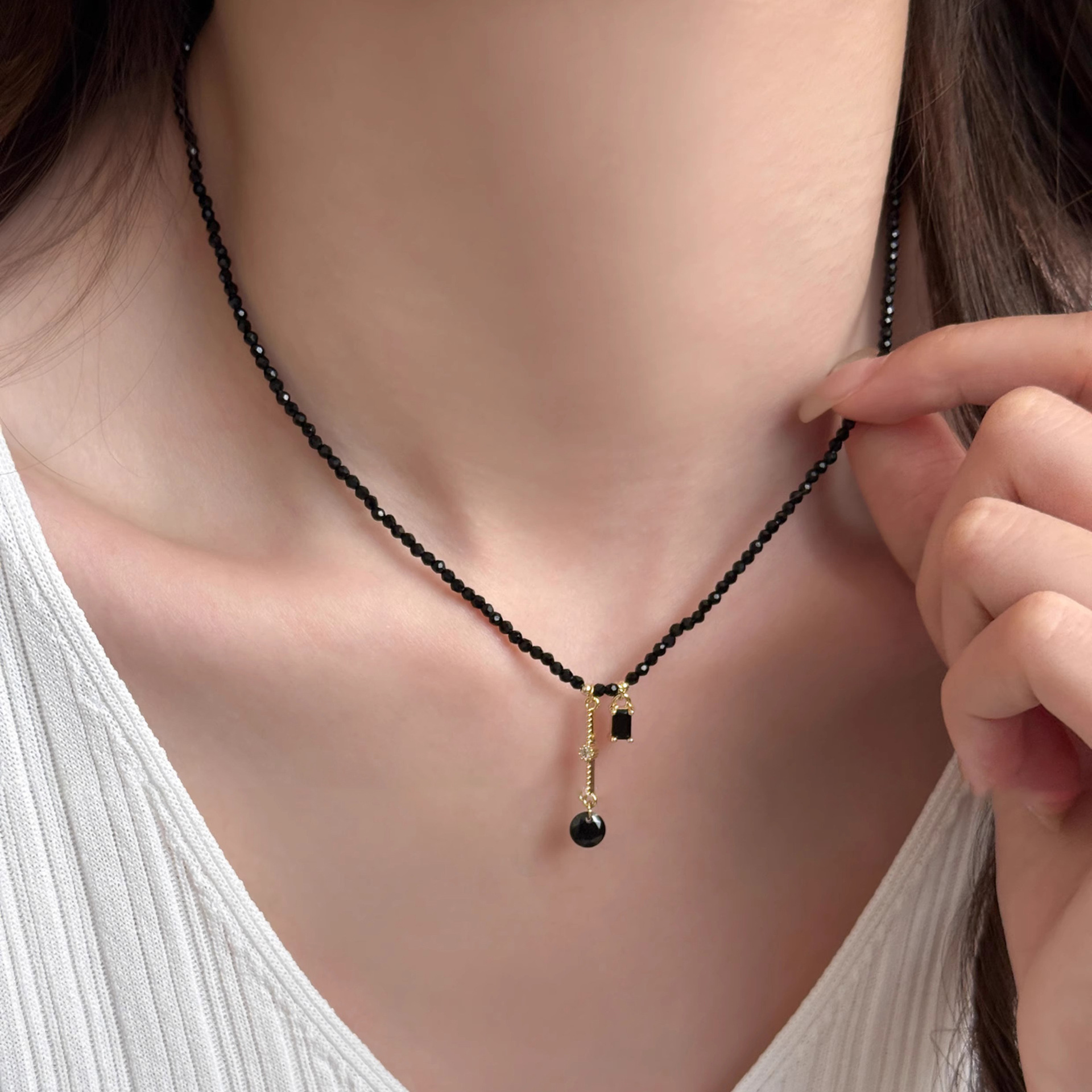 A simple black crystal collarbone chain with a niche and high-end look, a short necklace with a design sense, and a square zirconia pendant for women details Picture
