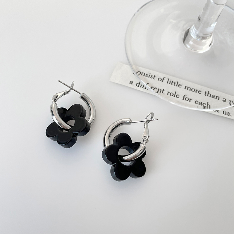 The black flower ear rings of the same style as Ou Yangna's earrings are sweet, cool, and girlish, with a cold and unique design sense. They are versatile earrings Specification drawing