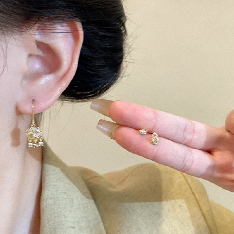 New Chinese-style peace lock tassel ear pendants for women, with a light luxury and high-end feel, unique and niche style, are a bestseller in 2025 Specification drawing