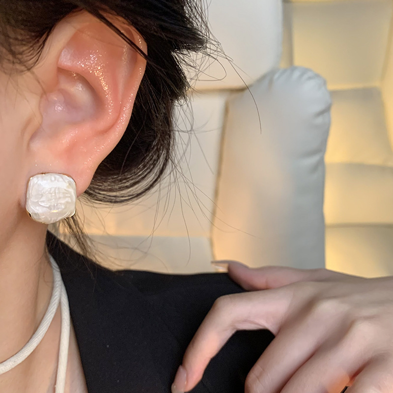 Irregular oil-dripping earrings for women, a versatile and elegant Korean style bestseller. The unique and light luxury ear studs are popular online earrings Application Scenario