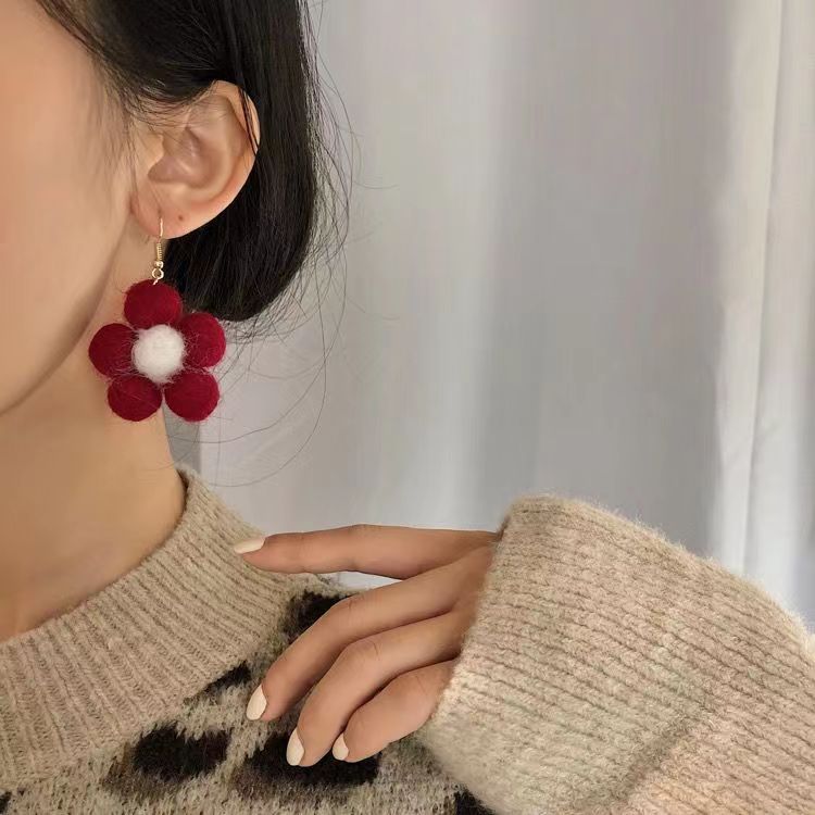 Autumn and winter internet-famous earrings, elegant socialite 2025 bestsellers, Chanel-style stud earrings, high-end plush ball earrings for women Application Scenario