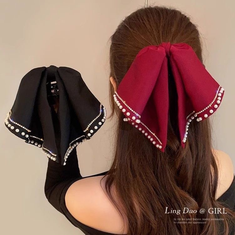 A new high-end satin bow clip for women, with a small amount of hair and a low ponytail clip headwear, and a hair clip at the back of the head details Picture