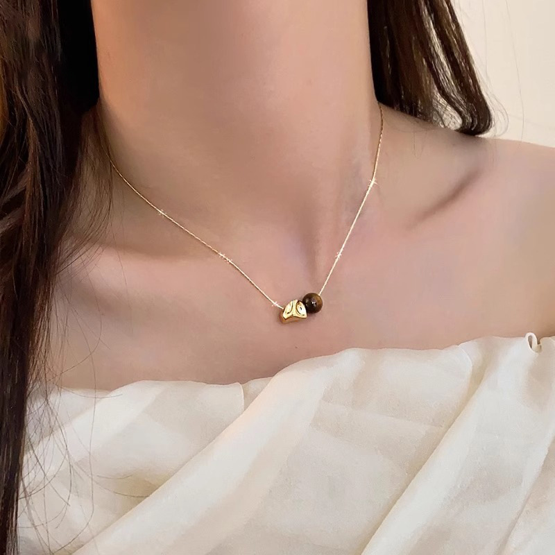The Maillard style retro liquid metal tiger's eye necklace has a unique and niche design sense. The collarbone chain is individualistic and fashionable for women full figure