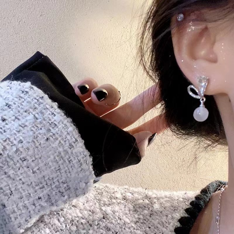 Niche design heart-shaped earrings, light luxury and high-end stud earrings, women's cat's eye stone earrings, 2025 new high-end earrings Application Scenario