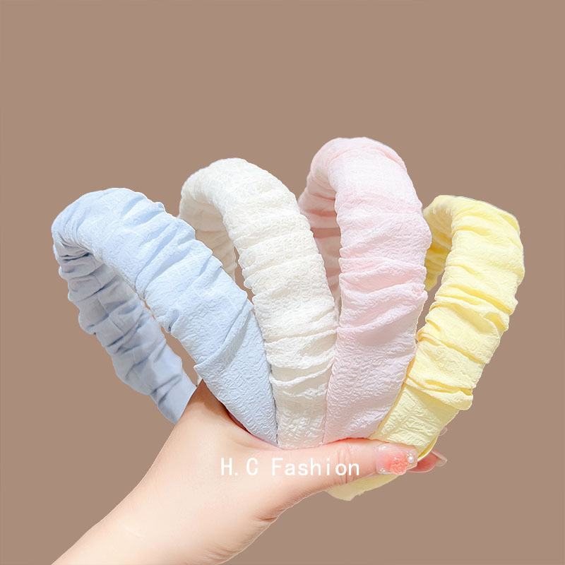 The high-end solid color wide-edge pleated hair band exudes a gentle and elegant charm. It can be used to increase height on the top of the head and is a versatile headband and hair clip accessory for going out Specification drawing