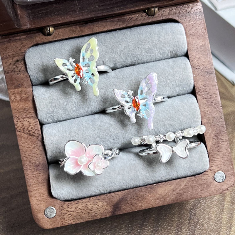 Sweet and elegant, gradient glazed butterfly flower open ring, a unique and fashionable design for women, versatile ring Application Scenario