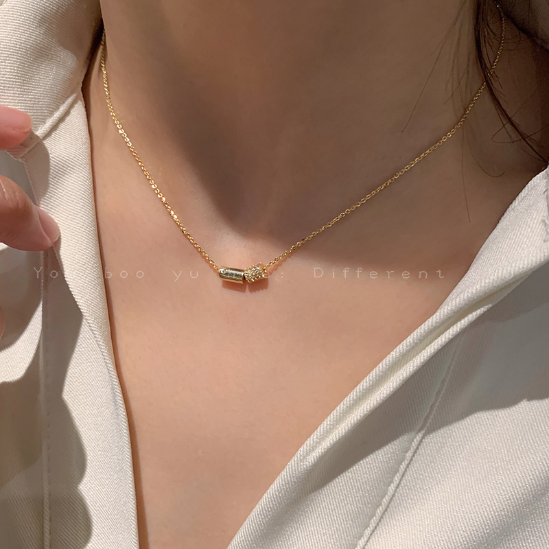 The micro-inlaid zircon waist necklace is a women's light luxury and niche neckchain with a fashionable design and a collarbone chain full figure