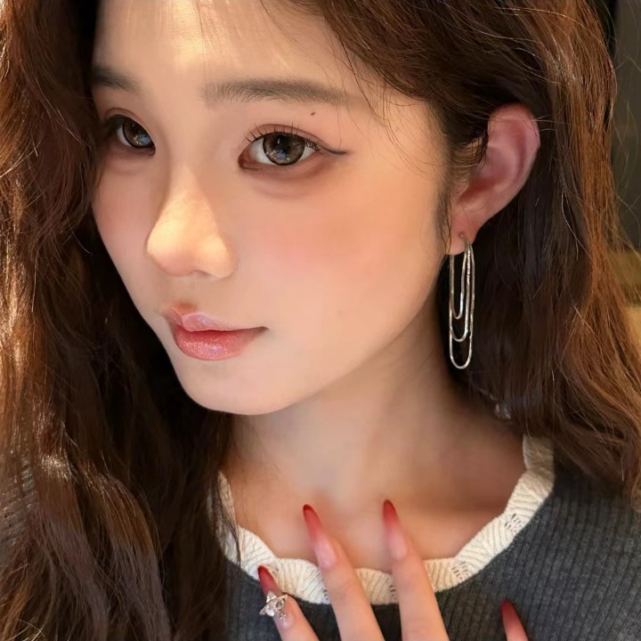 The retro multi-layer chain back-hanging earrings make a round face look slimmer and exude a sense of sophistication. The niche design of the stud earrings is simple and fashionable Specification drawing