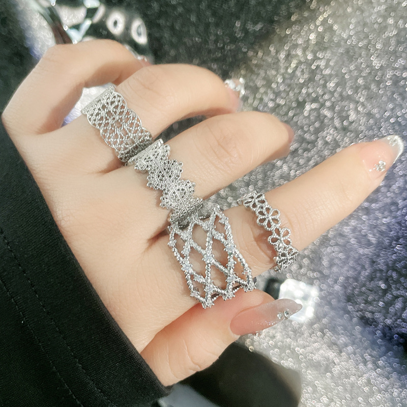 French-style gentle and elegant lace plain ring, a cold and elegant female style, versatile and fashionable, sweet and cool, high-end ring trend Application Scenario