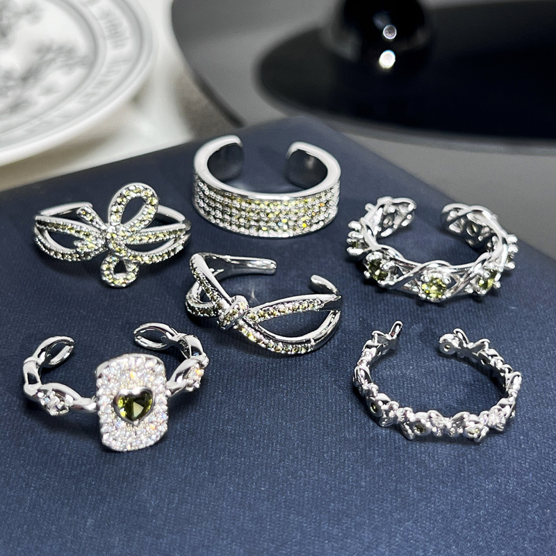 A fresh and delicate bow with slightly inlaid olive green zircon ring, a fashionable, exquisite geometric, sweet and cool, and unique style ring for women Application Scenario