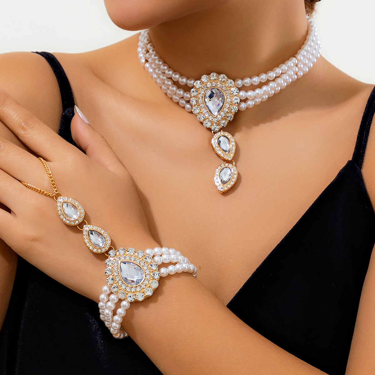 European and American cross-border jewelry, light luxury retro style beaded choker necklace, imitation pearl rhinestone fashionable collar jewelry details Picture