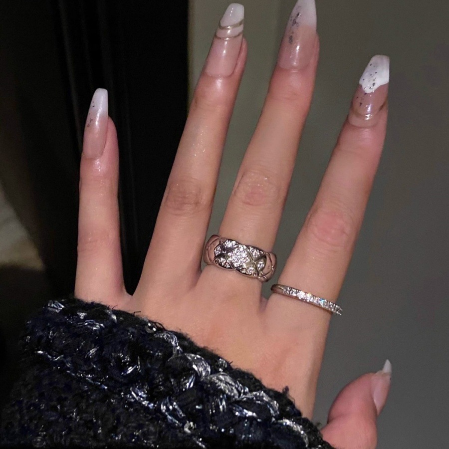 Xiaoxiangfeng Zircon diamond diamond ring for women, s925 silver, a niche design, high-end, light luxury and simple open-top stacked ring Application Scenario