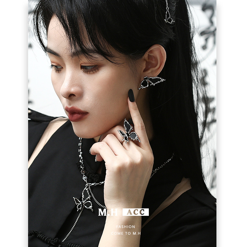 The Star Butterfly series necklace is a new Chinese-style niche design for women, a fashionable commuting necklace with a retro and elegant style Specification drawing