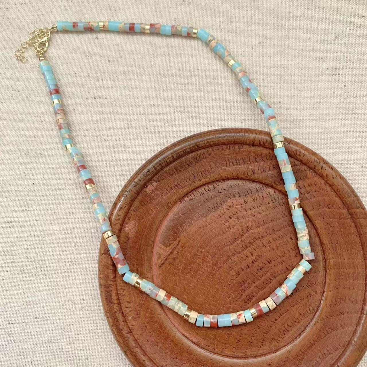 French retro patterned jadeite colored beaded necklace, summer women's light luxury, niche design collarbone chain Specification drawing