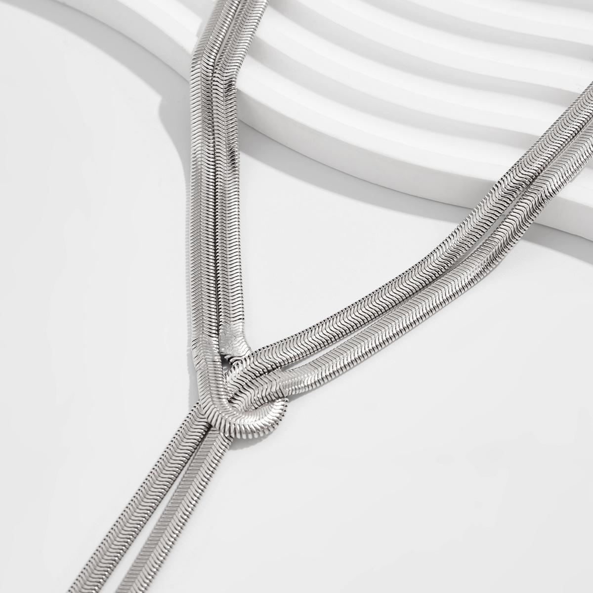 European and American cross-border jewelry, cold style Y-shaped metal snake bone necklace, simple and individual lines necklace long style Application Scenario