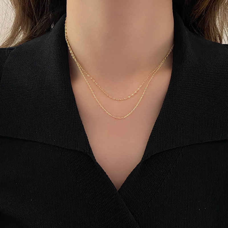 This is a minimalist and retro double-layer chain necklace with a unique European and American style. It is made of titanium steel and is versatile. It features a gold layering plain chain and a collarbone chain in an ins style full figure