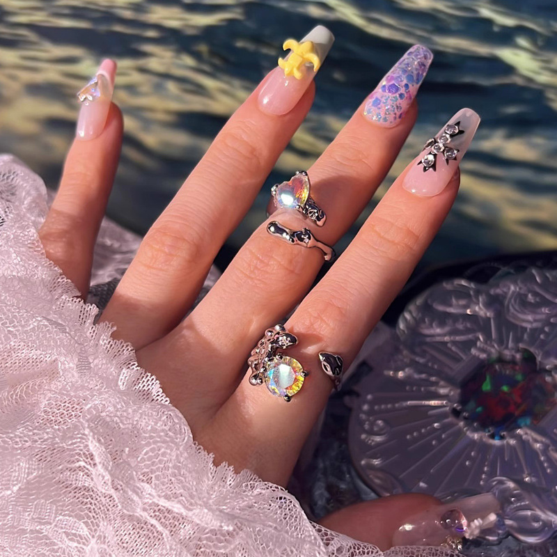 A niche design with an irregular texture and an open ring for women on Instagram, featuring a cool and fashionable style with a unique personality. It's a trendy and stylish food ring full figure