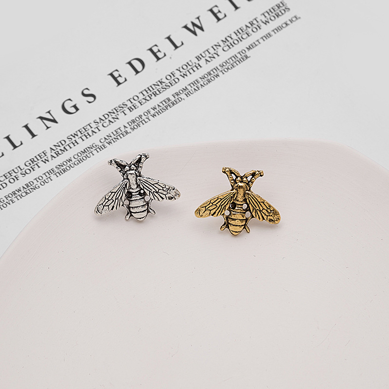 Fashionable, exquisite and versatile animal and insect brooches and corsages that are selling well in Europe and America Application Scenario