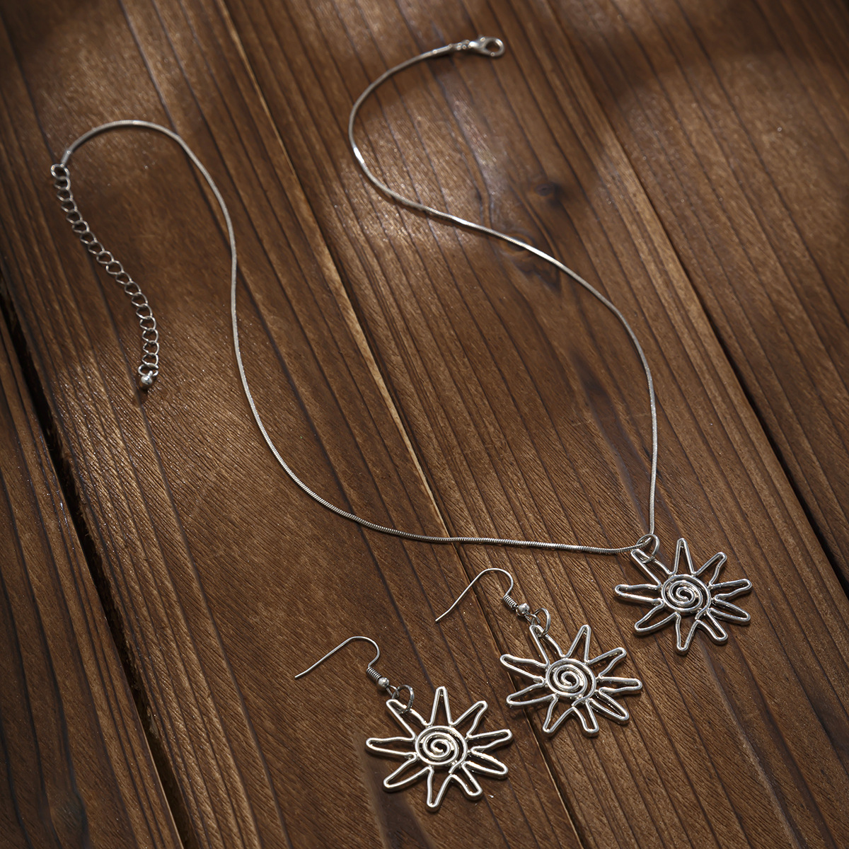 European and American cross-border jewelry, fashionable Sun three-dimensional alloy necklace set, simple geometric pendant collarbone chain Application Scenario