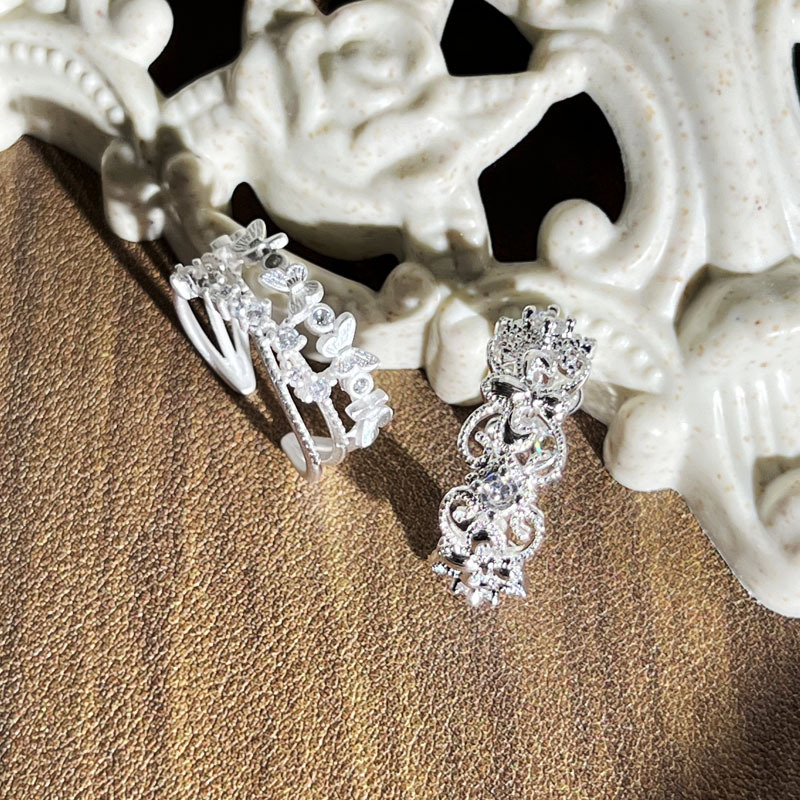 The new summer silver-white butterfly double-layer geometric hollowed-out ring with iris flower for women, featuring a unique, elegant and high-end style, is a trendy ring Application Scenario