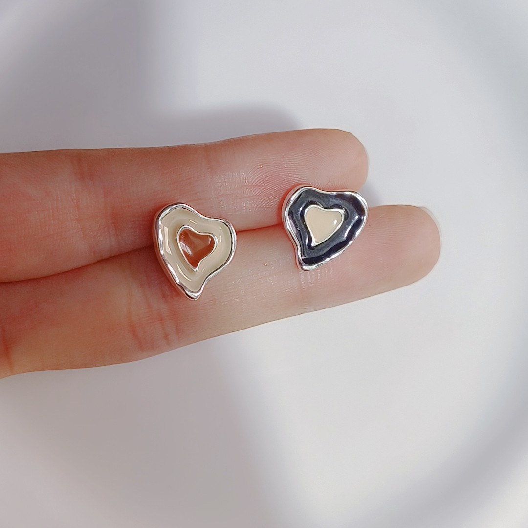 Niche, high-end, versatile, stylish, and design-savvy heart-shaped stud earrings for women, a new bestseller in 2025 Application Scenario