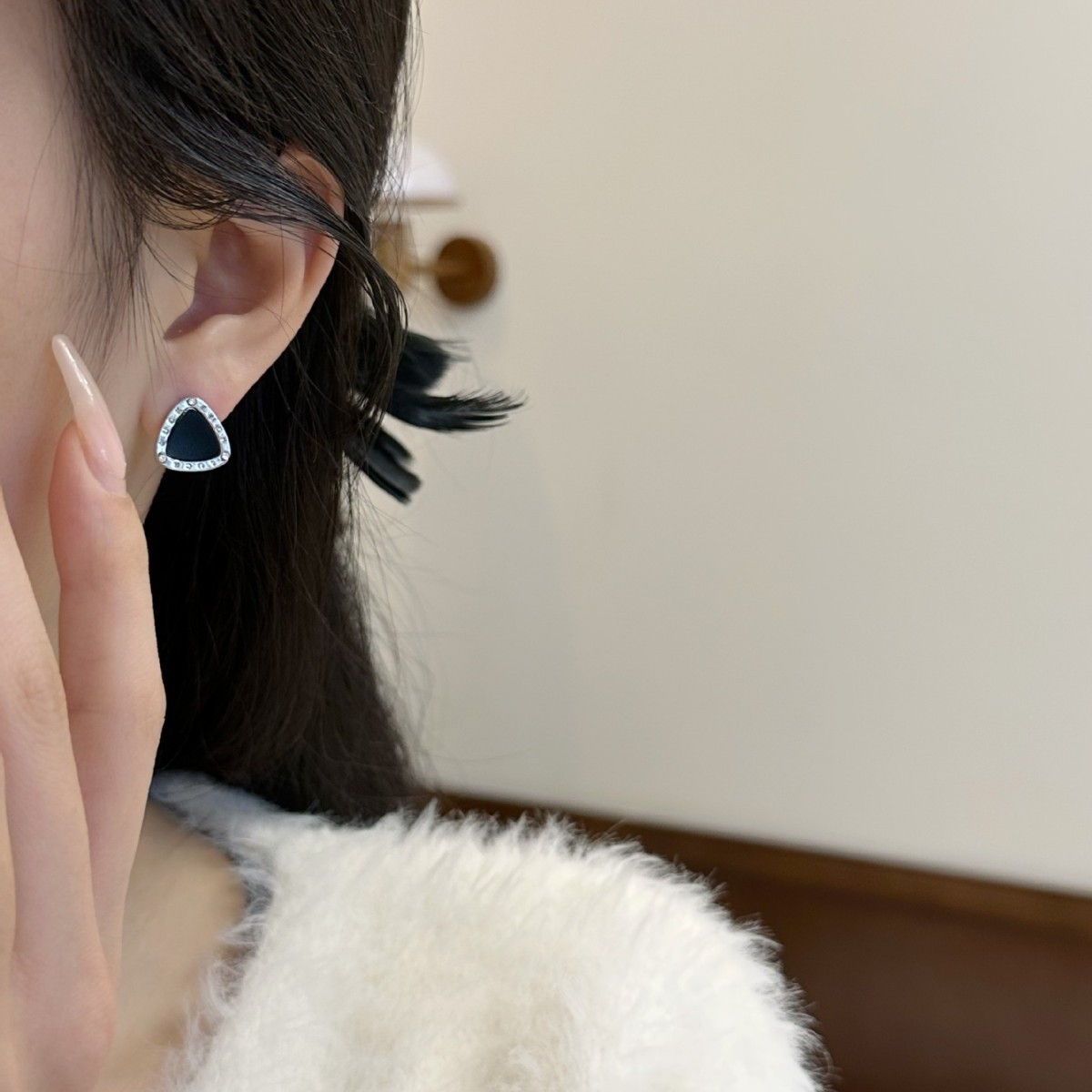 Black triangular stud earrings for women, new style in 2025, trendy and simple style, Korean cold style earrings, high-end earrings details Picture
