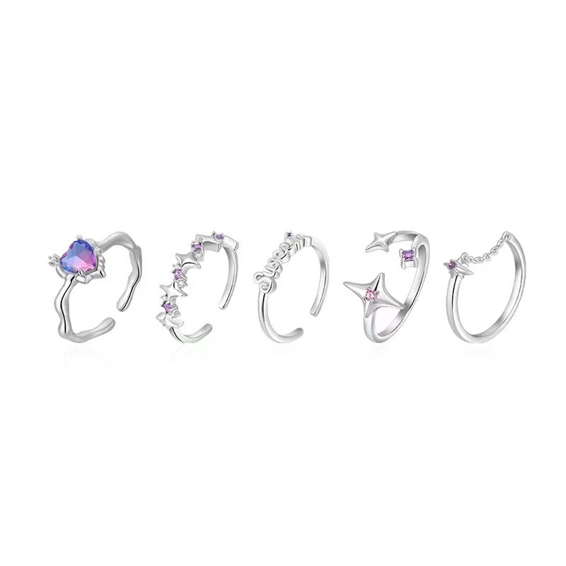 This is a niche design with a unique gradient heart-shaped zircon flash diamond starlight index finger ring. It exudes a feminine and high-end vibe with an ins style full figure