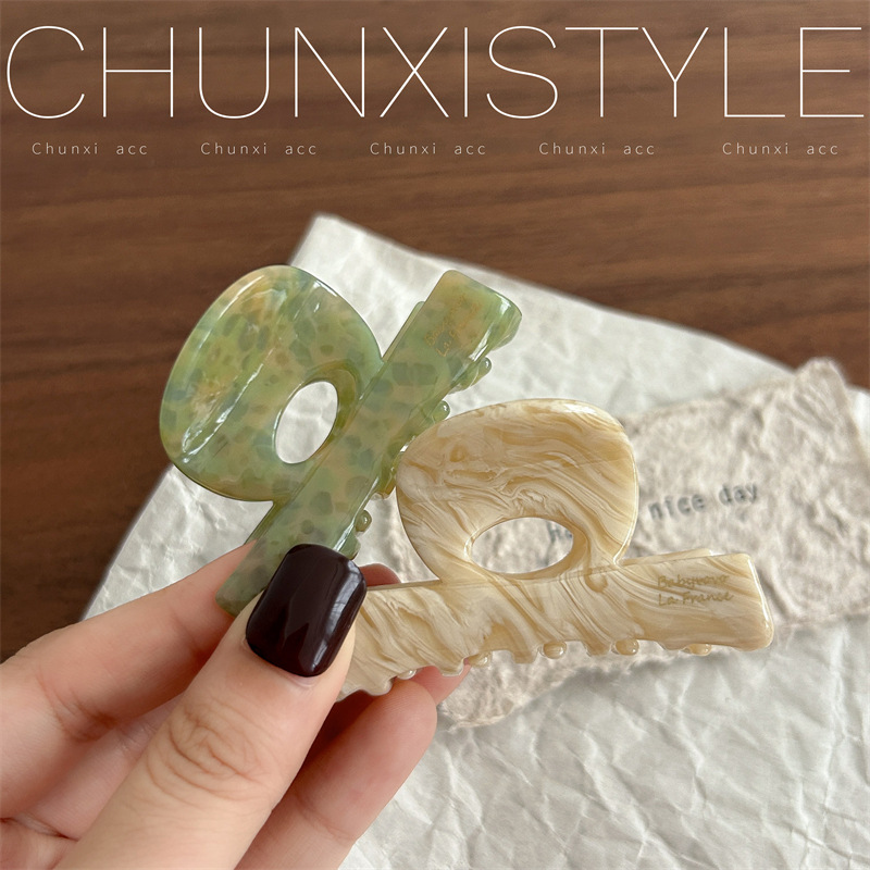 Korean-style acetate grappling clips for girls, shark clips on the back of the head, ponytail, niche semi-tied hair, high-end and versatile hair accessories Application Scenario