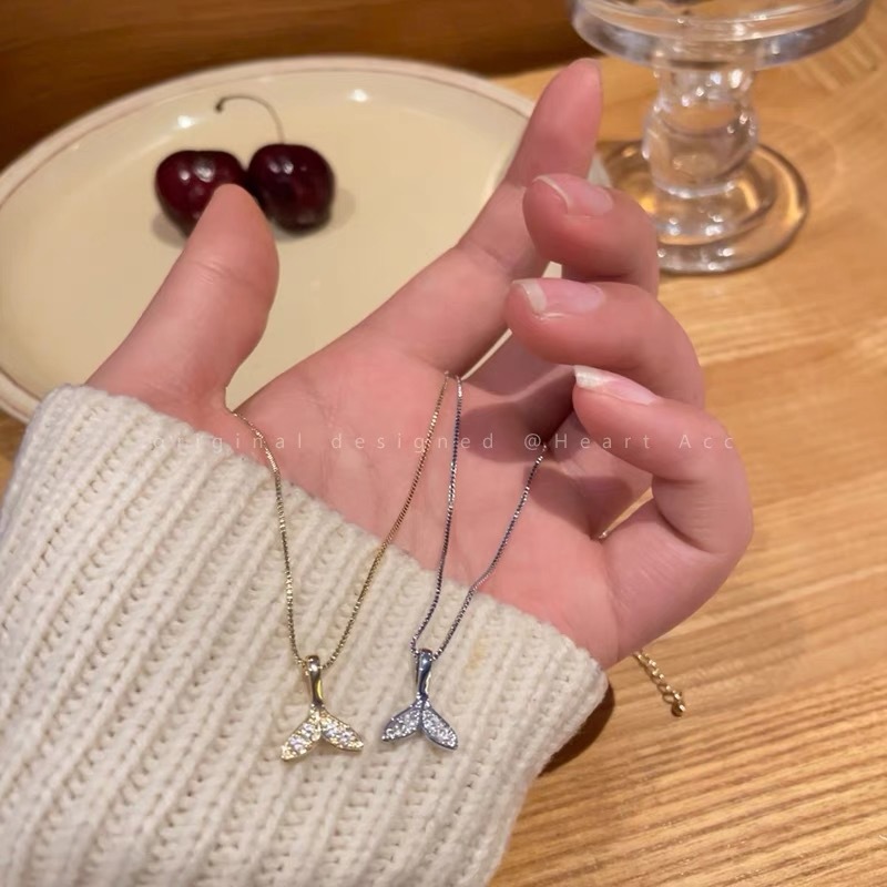 Light luxury golden fishtail pendant necklace, a trendy and niche design accessory for women, and an Instagram influencer collarbone chain Application Scenario
