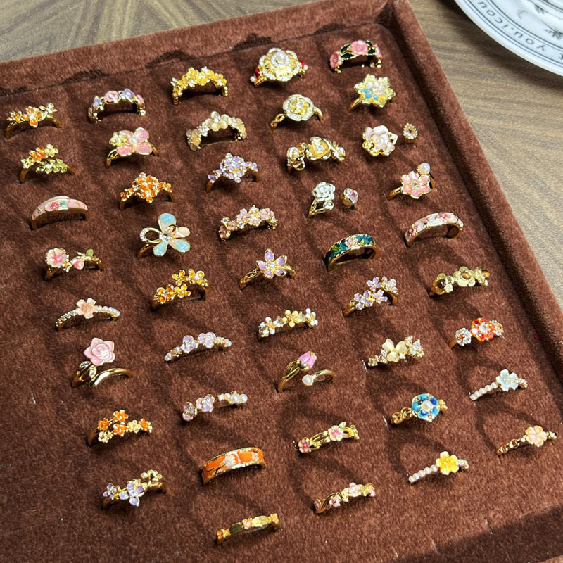 Wholesale hot-selling cross-border InS-style "A Hundred Flowers in Full Bloom" series of retro flower light luxury high-end rings and personalized accessories details Picture