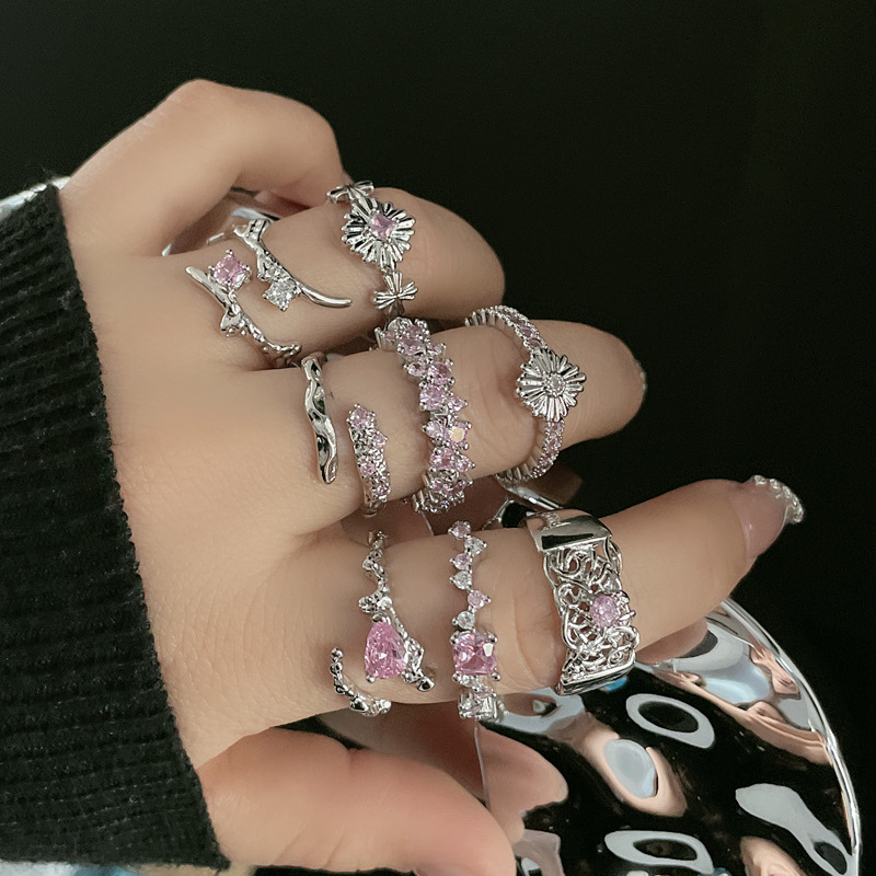 Sweet and cool light luxury pink diamond irregular texture open ring, a unique and high-end feminine style, a cool and fashionable ring for hot girls Specification drawing
