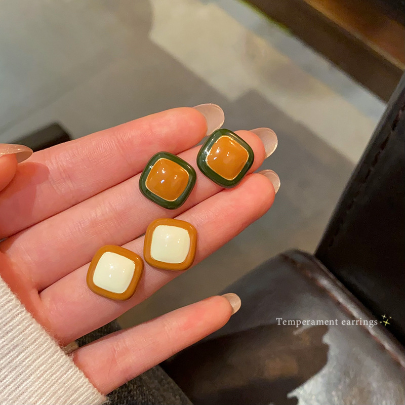 Korean-style square retro stud earrings with contrasting colors, niche fashion, high-end feel, unique oil-dripping earrings, and simple earrings full figure