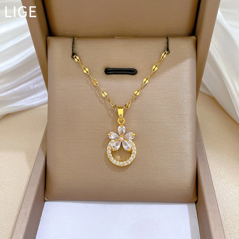 【 Titanium Steel 】 Flower ring style slightly set diamond necklace, a delicate female style, Instagram influencer collarbone chain accessory full figure