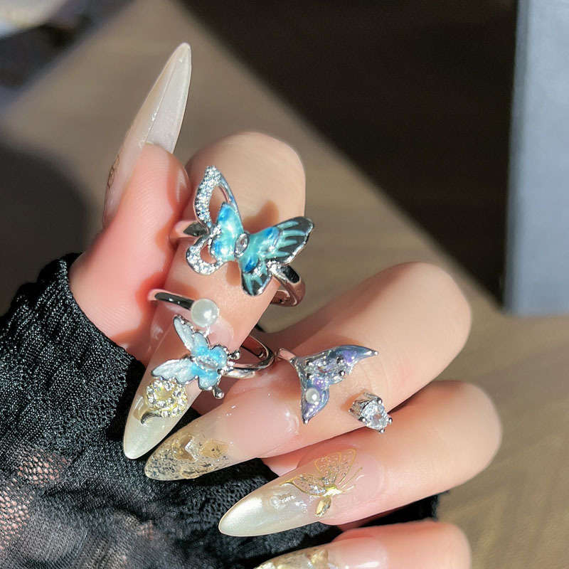 This simple and elegant ocean-style gradient fishtail pearl light luxury ring exudes a feminine charm and individuality. It is a fashionable butterfly index finger ring full figure