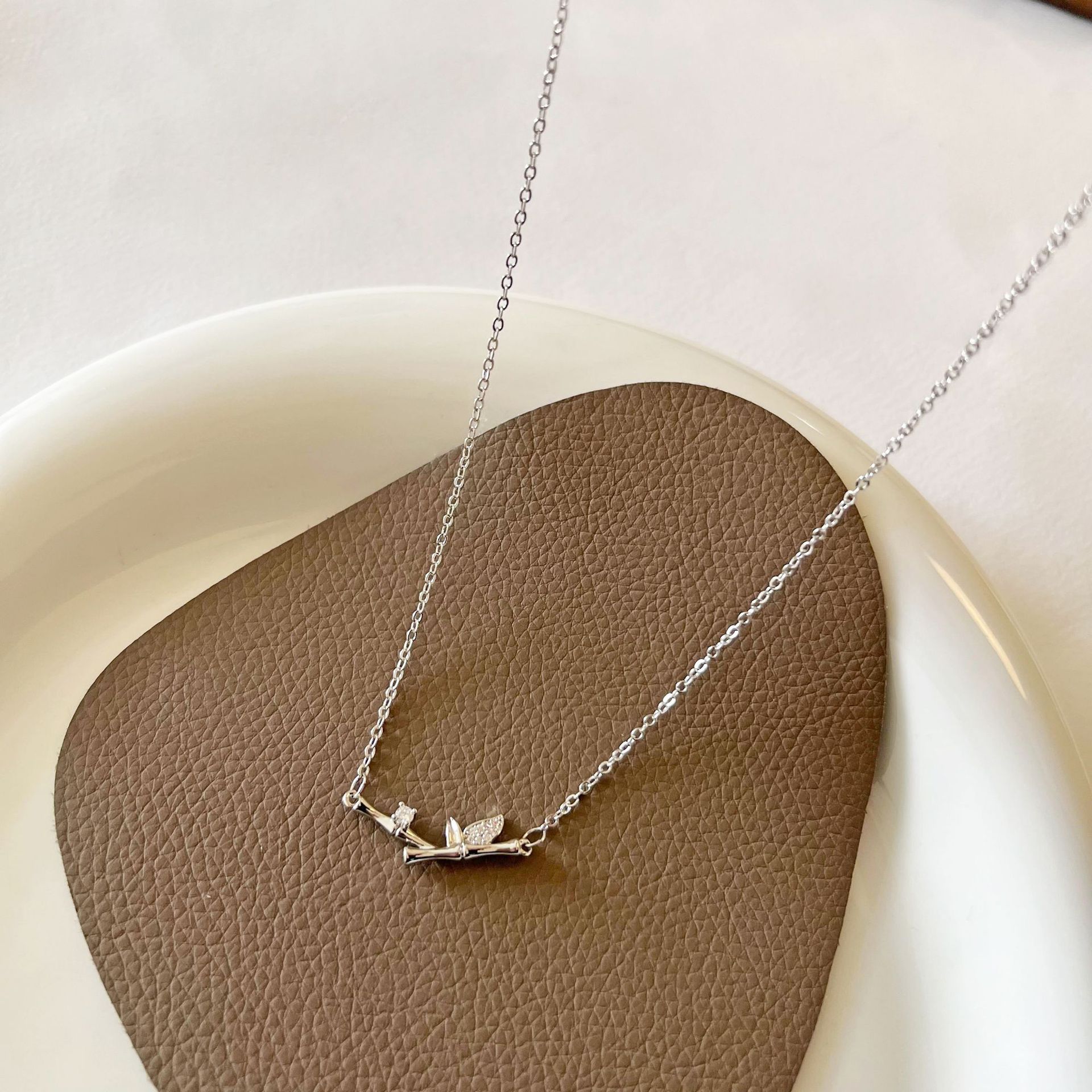 The bamboo joint necklace is a niche bamboo necklace with a design sense for women's summer. It's a new 2024 light luxury collarbone chain with a cold style full figure