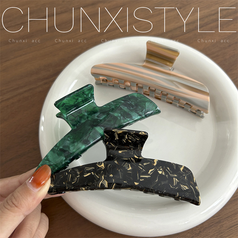 Laid-back style small hammer large acetic acid gripper, French green shark clip from South Korea, niche hair clip and gripper Application Scenario