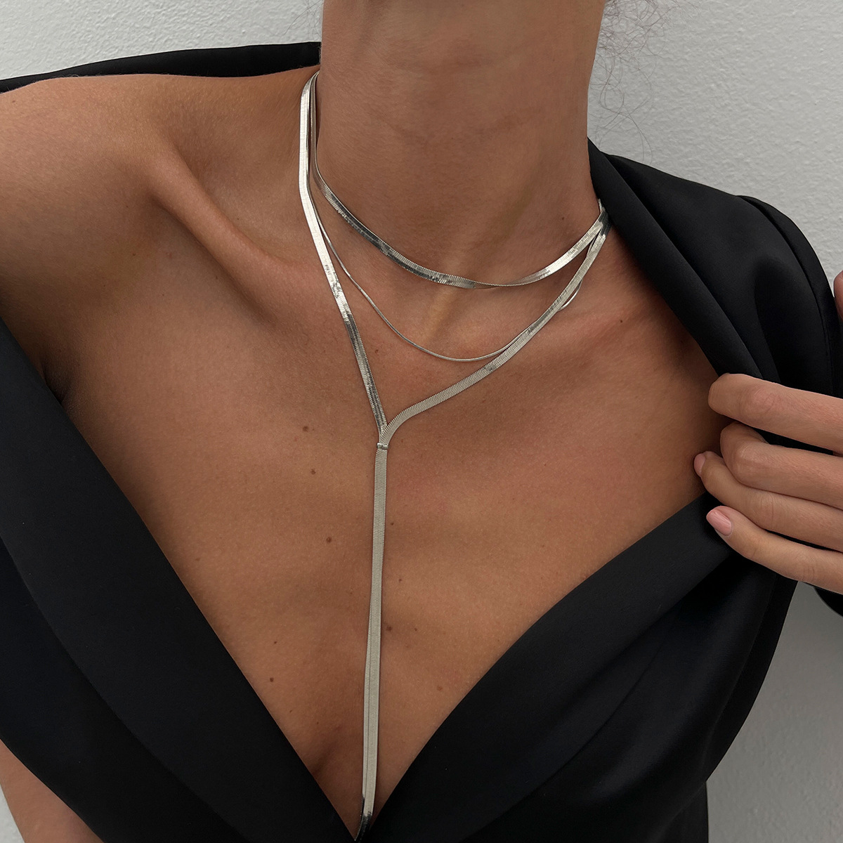 European and American cross-border accessories, personalized hip-hop snake bone chain, collarbone chain, chocker, French tassel metal chain necklace details Picture