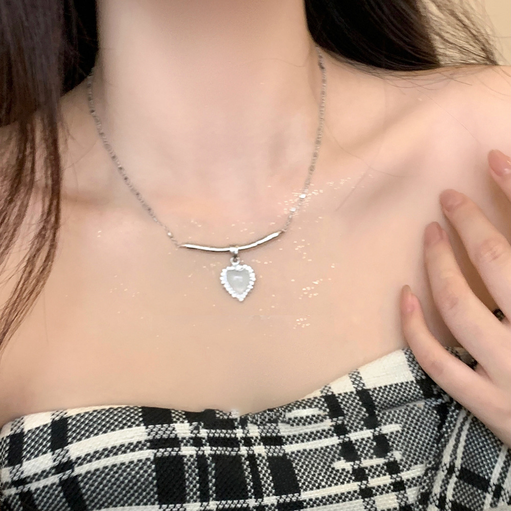 The 2023 new Hot Girl style heart-shaped zircon necklace is a niche collarbone chain hoodie accessory with a light luxury design sense for women Specification drawing