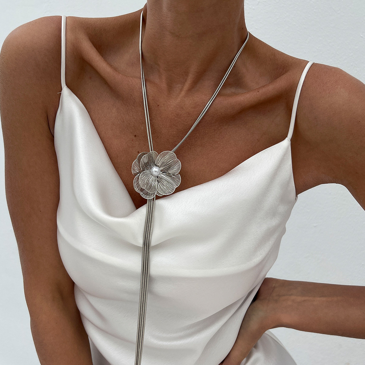 European and American cross-border jewelry, fashionable pearl small flower round snake chain necklace, high-end metallic tassel long collarbone chain Specification drawing