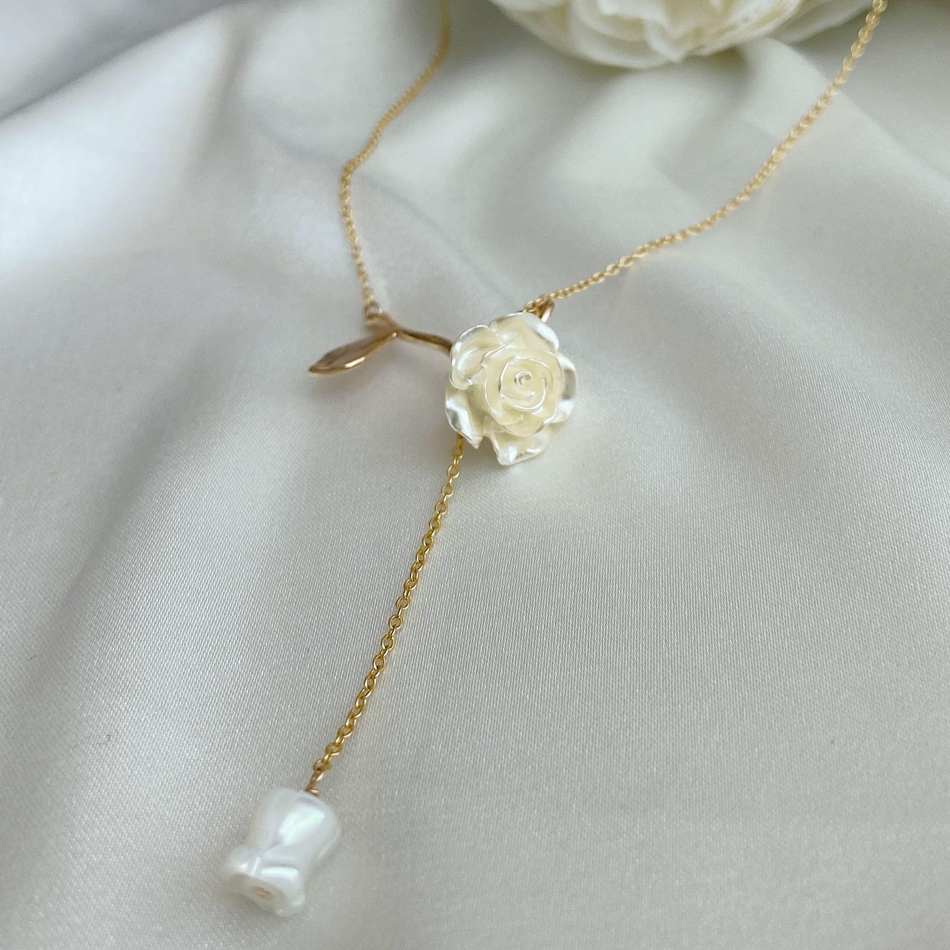The 2023 new style of the popular rose necklace for women is light luxury and niche, with a unique and versatile design. The collarbone chain is exquisite and elegant Application Scenario
