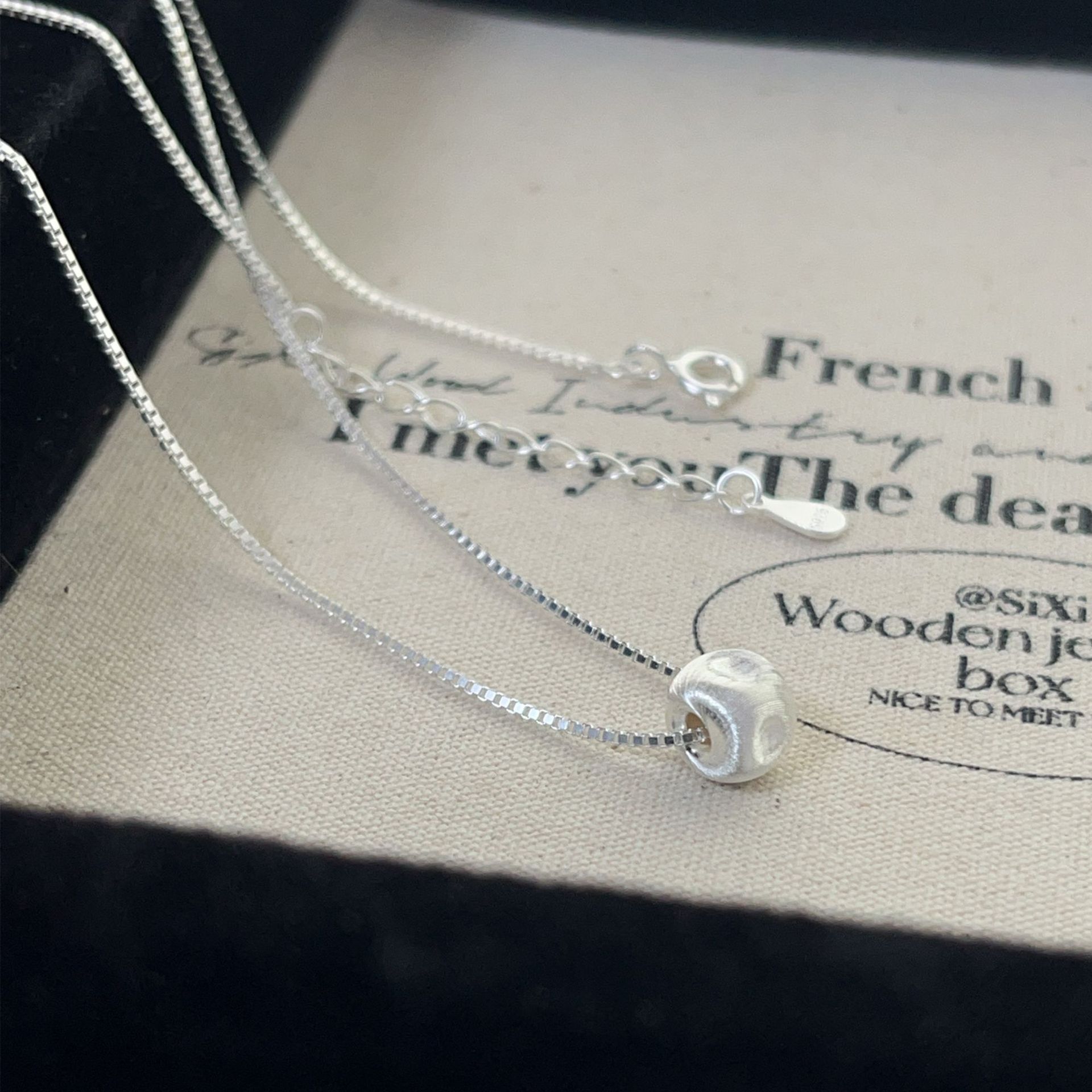 A cold and elegant silver sugar cube necklace, a women's light luxury necklace, versatile, fashionable and simple collarbone chain accessory Item Picture