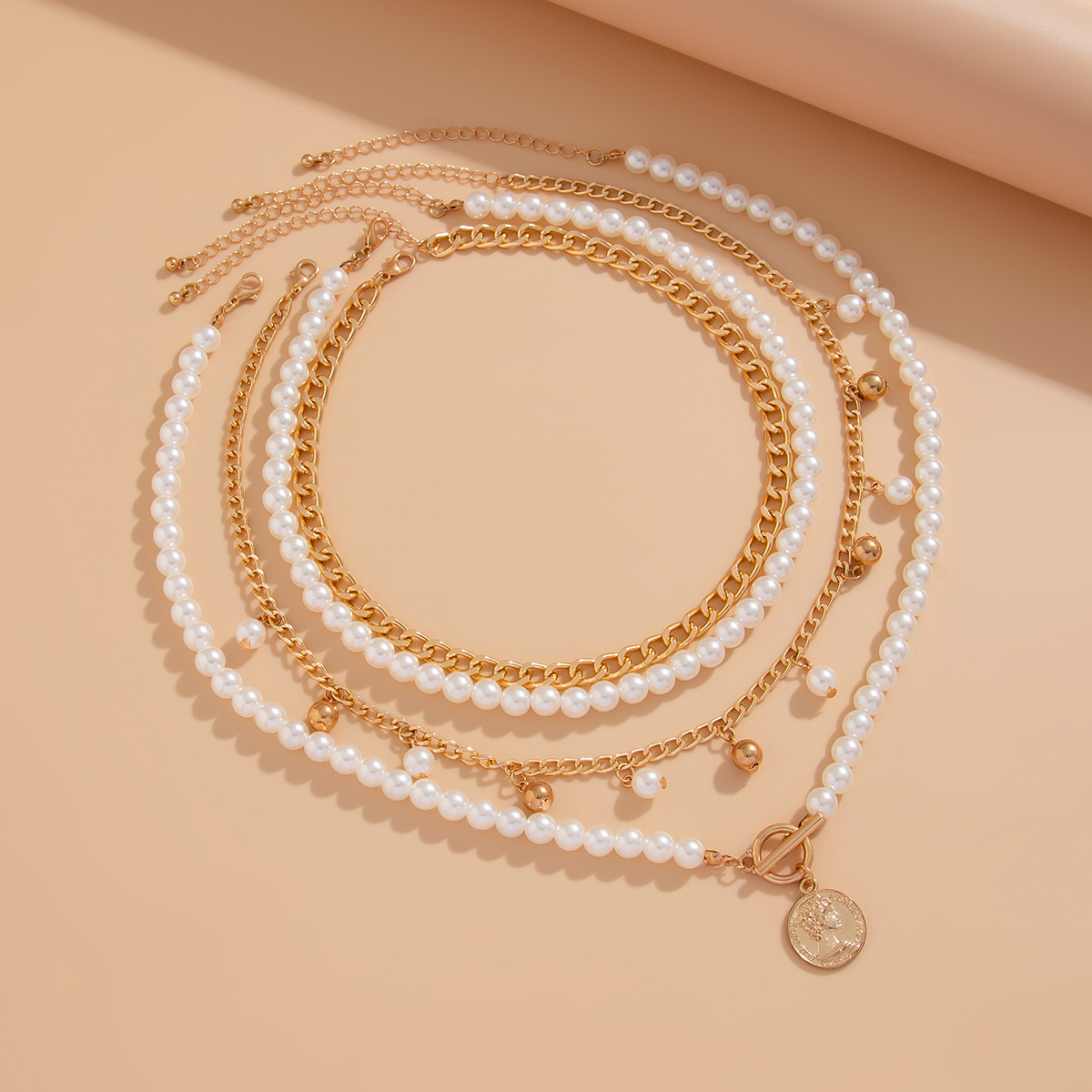 European and American cross-border jewelry, French elegant pearl beaded necklace, fashionable commuting alloy multi-layer aluminum chain collarbone chain Application Scenario