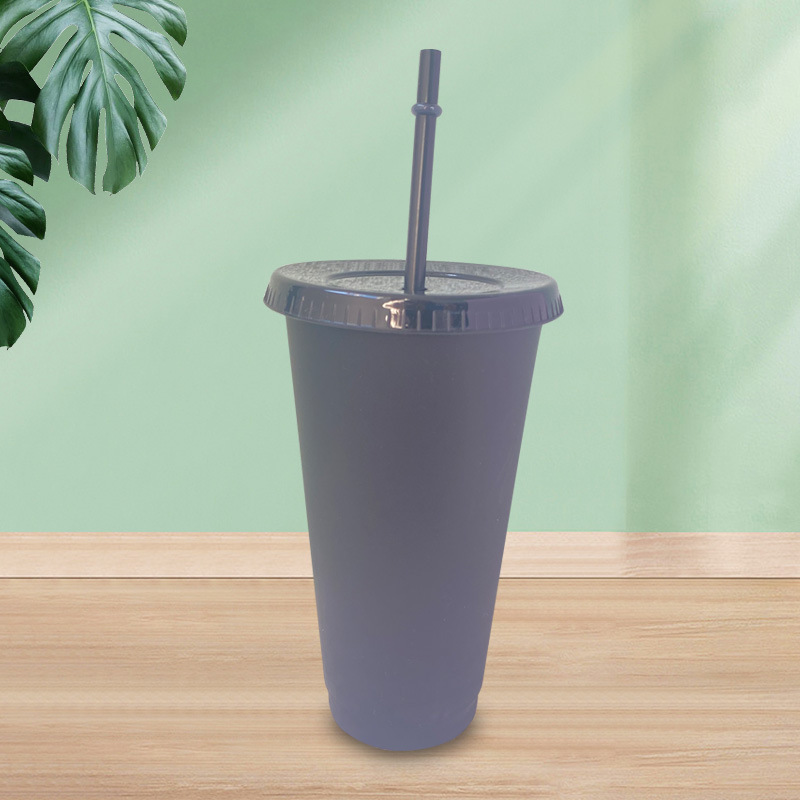 700ml in-stock temperature-sensitive heart-shaped color-changing cup, plastic pure black straw cup, cold-changing plastic straw cup, customizable available Application Scenario