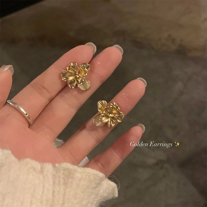 French retro metal cat's eye stone three-dimensional flower earrings, women's light luxury high-end design stud earrings full figure
