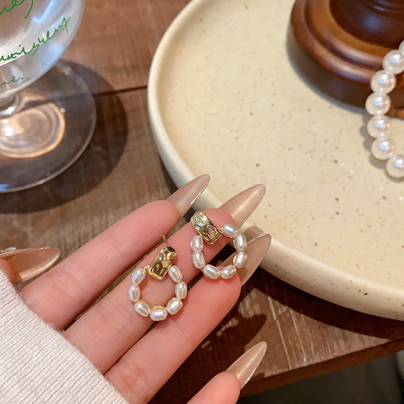 S925 Silver Needle French retro pearl earrings, a unique design for women with geometric ring stud earrings, a popular earpiece full figure